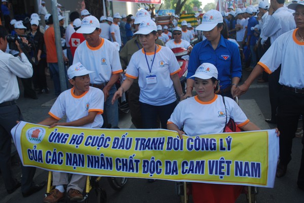 Danang Over 5,000 people walk for AO victims